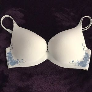 NWOT Victoria’s Secret 34C embroidered bra